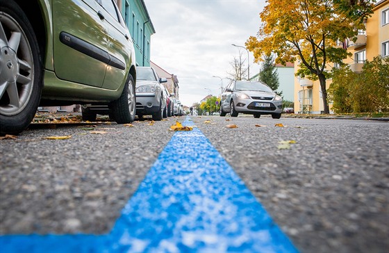 Parkovací místa označená modrou barvou budou moci od 1. listopadu využívat jen...