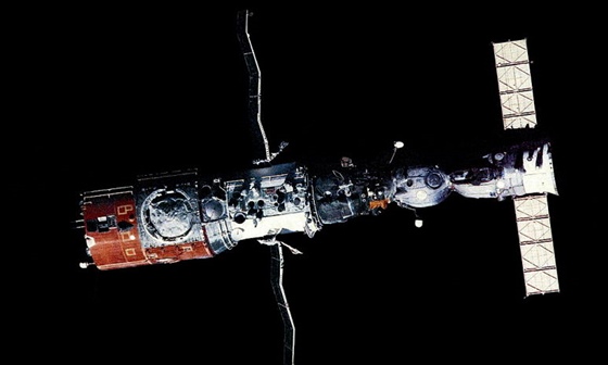 Stanice Saljut-7 s pipojenou dopravní lodí Sojuz, vpravo.
