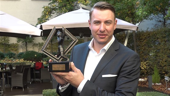 Filip Jícha s trofejí pro nejlepšího házenkáře světa za rok 2010.