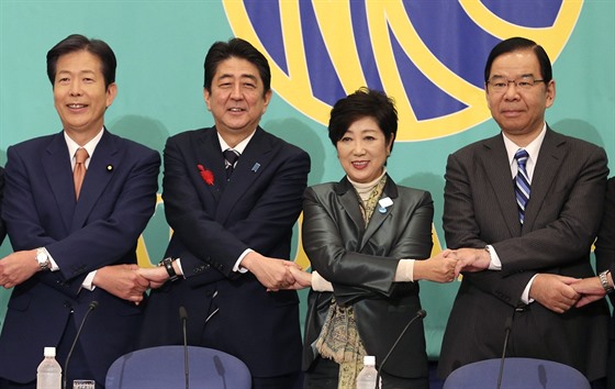Šinzó Abe (druhý zleva) a Juriko Koikeová (druhá zprava) v průběhu debaty...