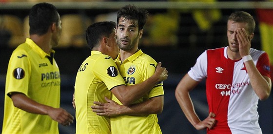 Manuel Trigueros (uprosted) pijímá od spolurá z Villarrealu gratulace ke...