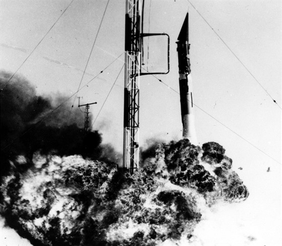 Výbuch nosiče Vanguard krátce po startu 6. prosince 1957. Šlo o první americký...