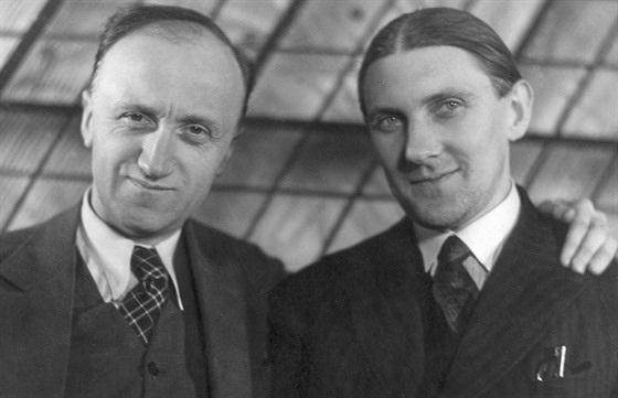 Reisér a rodák z Humpolce Jindich Honzl (vlevo) na snímku z roku 1934 s...