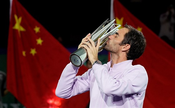 Roger Federer s trofejí pro vítze turnaje v anghaji.