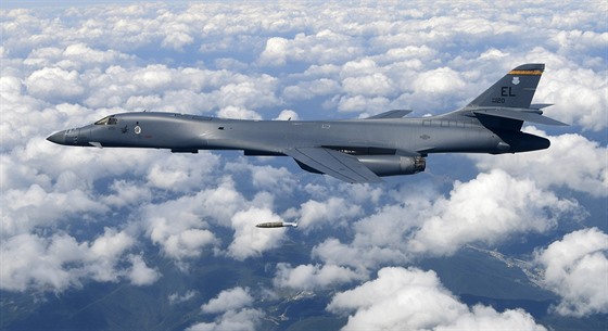Americký bombardér B-1B shazuje bombu nad Korejským poloostrovem bhem cviení...