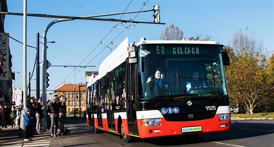 O první jízdu trolejbusem po Praze po 45 letech byl mezi lidmi velký zájem.