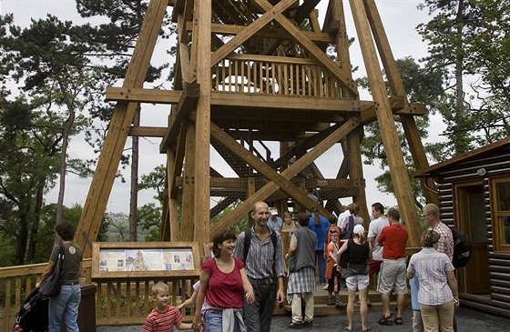 Dřevěná rozhledna Obora vznikla v pražské zoo v roce 2009.