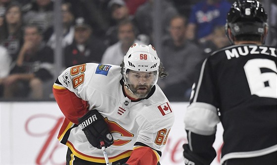 Jaromír Jágr poprvé oblékl dres Calgary. Jeho nový tým vyhrál v Los Angeles 4:3...