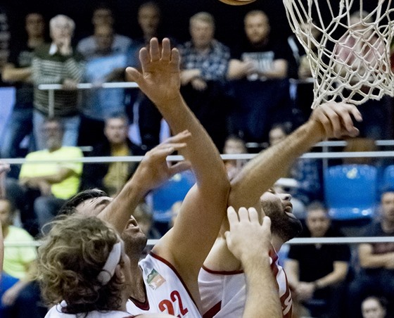 Svitavtí basketbalisté Garret Kerr (vlevo) a Jií Jelínek bojují s Kamilem...