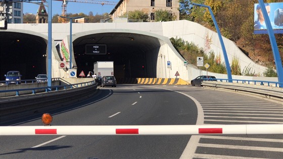 Poár auta uzavel na pl hodiny vjezd do tunelu Blanka (16.10.2017)