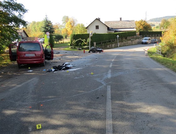 Stet motorkáe s osobním autem v Lichkov skonil vánými zranními...