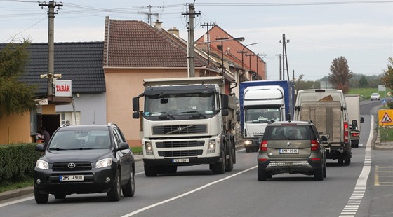 Nekonečné proudy aut každý den ucpávají vesnice na trase z Olomouce do Přerova...