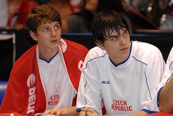VYJUKANÍ MLADÍCI. Jakub Kudláek (vlevo) a Tomá Satoranský na lavice eské...