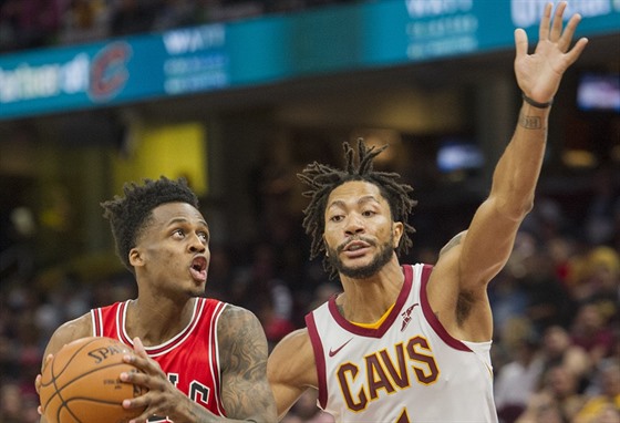 Derrick Rose (vpravo) z Clevelandu brání Antonia Blakeneyho z Chicaga.