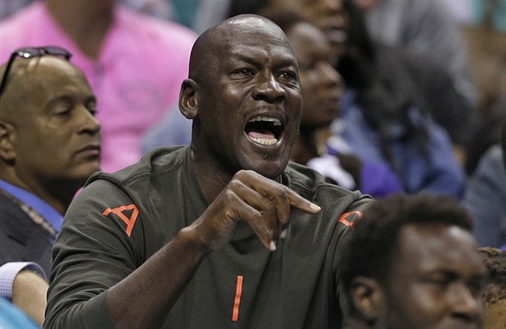 Michael Jordan proívá zápas svých Charlotte Hornets.