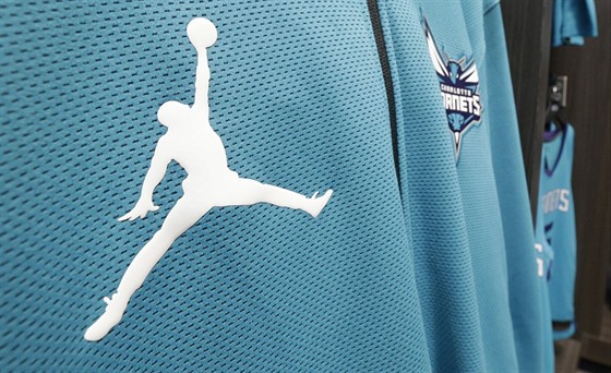 Na dresy a obleení klubu Charlotte Hornets míí jumpman, silueta Michala...