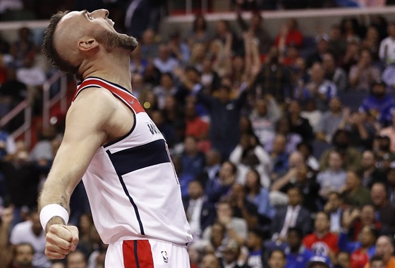 Marcin Gortat z Washingtonu slaví svou sme.