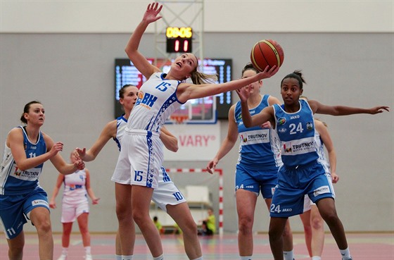 Karlovarská basketbalistka Aneta Zuzáková u míe v utkání s Trutnovem.