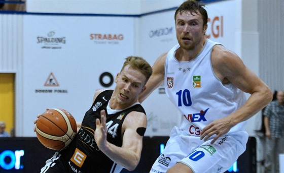 Nymbursk basketbalista Tom Vyoral (vlevo) u me, sth ho Pavel Houka z...