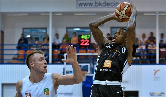 Nymburský basketbalista Ray Kendrick útoí pes imona Jeka z Dína.