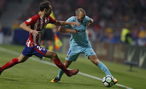 Andrés Iniesta z Barcelony (vpravo) u míe, brání ho Juanfran z Atlética Madrid.