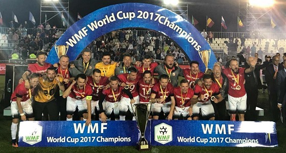 Čeští reprezentanti v malém fotbalu slaví vítězství na mistrovství světa.