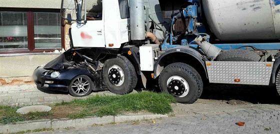 Pi hroziv vypadající nehod domíchávae a osobního auta se nikdo nezranil....