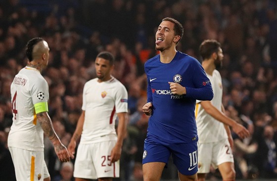 Eden Hazard z Chelsea se raduje z vyrovnávací trefy, v pozadí smutek fotbalist...