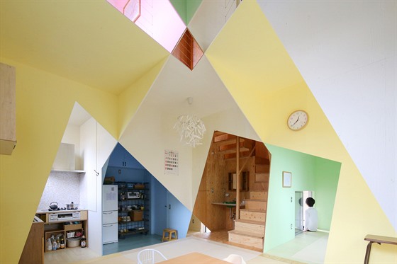 Autorem neobvyklého domu s dynamickým interiérem je architekt Kazuyasu Kochi.