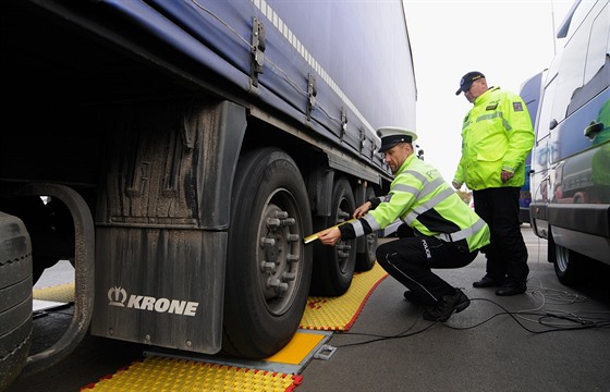 Policisté sledují jeden z mnoha kamionů při akci zaměřené na přetěžování...