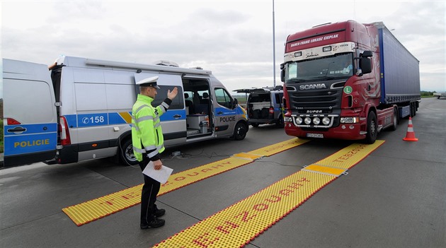 Policisté sledují jeden z mnoha kamion� p�i akci zam��ené na p�et�ování...