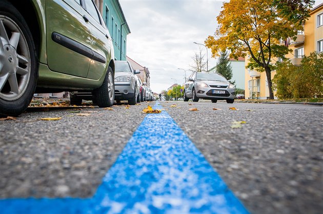 Parkovací místa oznaená modrou barvou budou moci od 1. listopadu vyuívat jen...