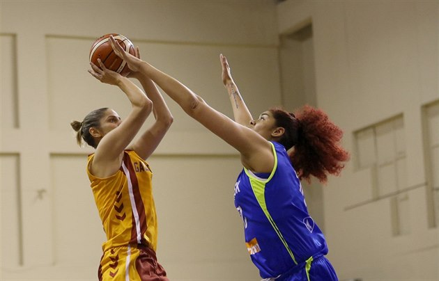 Jelena Dubljevi�ová (vlevo) z Galatasaray Istanbul st�ílí p�es Amandu Zahuiovou...