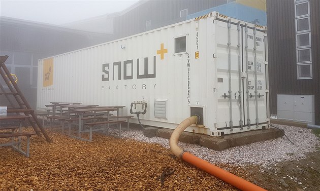 Továrna na sníh vypadá jako lodní kontejner, za den vychrlí sto kubických metr...