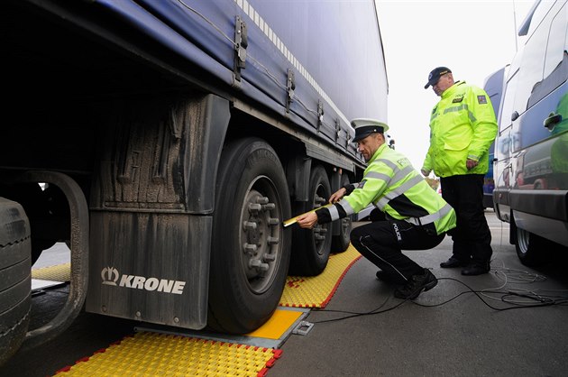 Policisté sledují jeden z mnoha kamion pi akci zamené na petování...