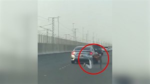 Neuvěříte: zuřivý muž za jízdy vypadl z auta