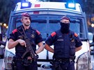 Katalánská policie Mossos d'Esquadra steí regionální parlament v Barcelon...