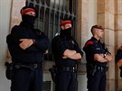 Katalánská policie Mossos d'Esquadra steí regionální parlament v Barcelon...