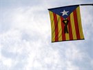 Katalánská vlajka s ernou stuhou, kterou v Barcelon kdosi vyvsil den po...