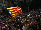 Stoupenci katalánské nezávislosti sledují vystoupení premiéra Carlese...