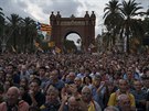 Stoupenci katalánské nezávislosti sledují vystoupení premiéra Carlese...