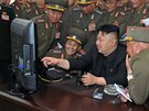 Severokorejský vůdce Kim Čong-un na inspekci dělostřelecké jednotky (27. dubna...