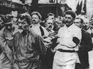 Trockij a Stalin s rakví Felixe Dzerinského (30. ervence 1926)