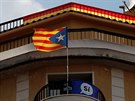 Vlajka katalánských separatist, nápis ano a panlská vlajka visí z balkón...