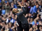 Trenér Manchesteru City Pep Guardiola gestikuluje bhem zápasu svého týmu se...