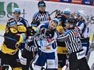 Hokejisté Litvínova a Brna bhem potyky ped brnnskou brankou