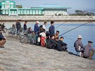 Rybaření v přístavu ve Wonsanu.