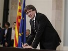 Pedseda regionální vlády Charles Puigdemont podepisuje deklaraci o...