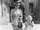 Gudrun se svou matkou Margarette Himmlerovou, rok 1943