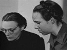 Gudrun s matkou Margarete v listopadu 1945, kdy svdily u Norimberského...